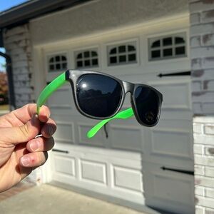6 X SUNGLASSES Green and Black Fun for the beach in Bulk
